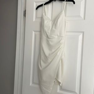 White dress v neck with slit worn once for a sweet  size Xs emerald sundae